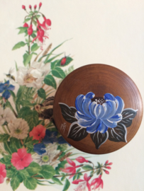 Frankrijk |  houten handbeschilderd souvenirdoosje "Blauwe bloem" 4 x 5 cm | 1984