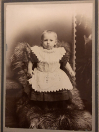 Foto | Engeland | Baby's | 'Kleutertje in jurkje met broderie schortje - Bobs LIVERPOOL  ca. 1850