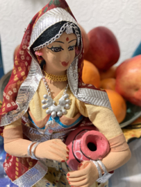 India | Poppen | Klederdracht | Rajani uit Rajasthan met kruik, bindi en sieraden