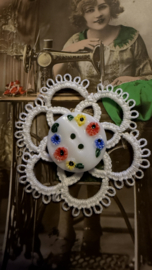 Applicaties | Wit | 4 x 4 cm | Handgemaakte frivolité bloemen met oude vintage glasknoop Thuringen (2 cm)