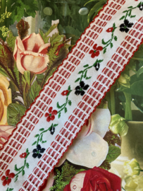 Sierband | Rood | Bloemen | 04 cm - Vintage band met rode accenten en rode en blauwe bloemetjes