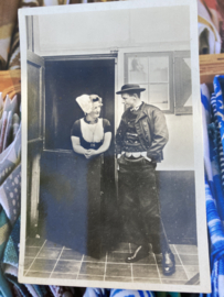 Briefkaarten | Zeeland | Walcheren | Echte foto - 'Eiland Walcheren' Man en vrouw in streekdracht bij de deur