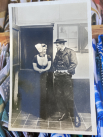 Briefkaarten | Zeeland | Man & vrouw | Walcheren | xx - Echte foto -Man en vrouw in streekdracht bij de deur