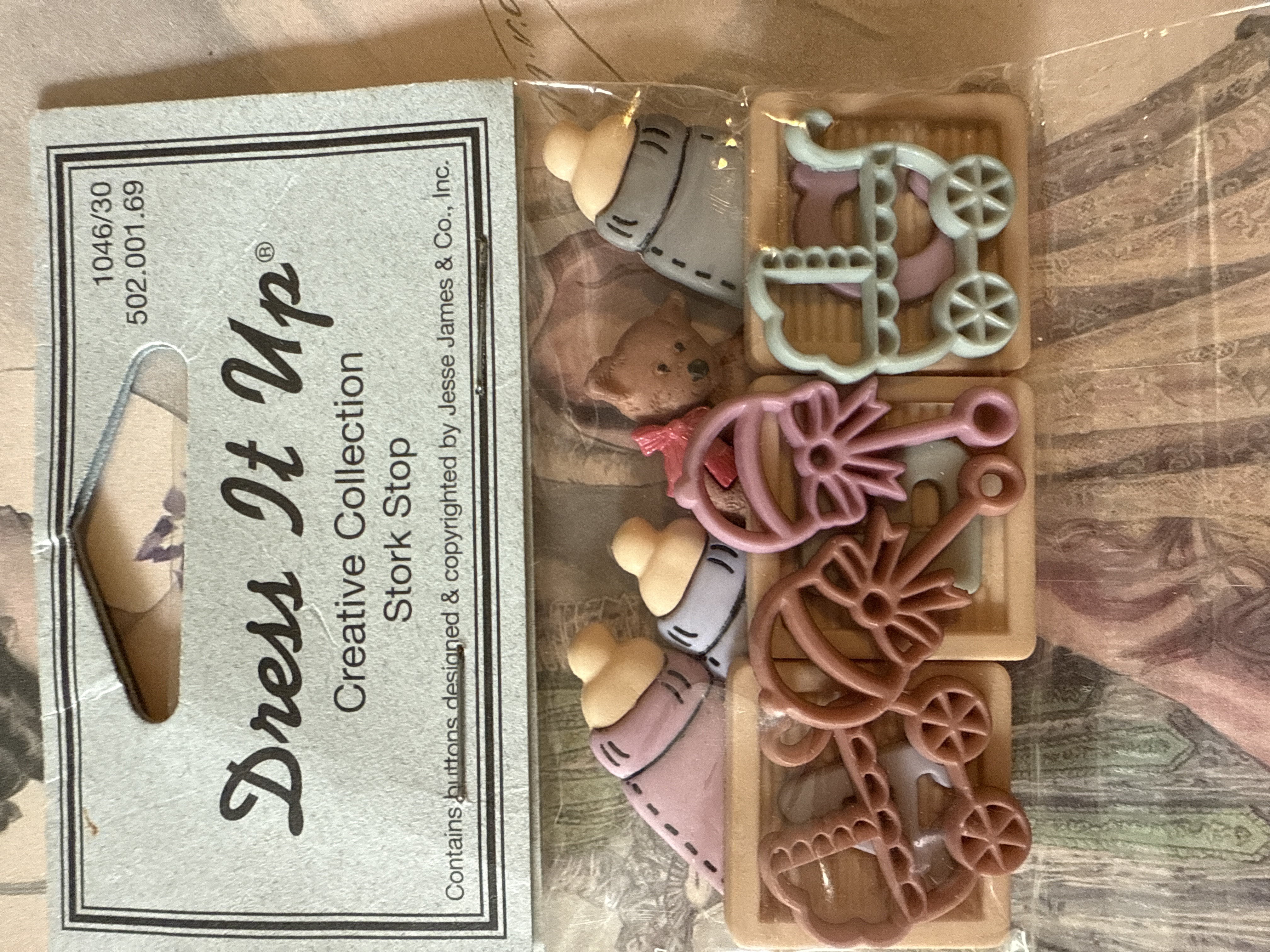 Scrapbook | Ø 20 mm - 2 cm | Knopen | Roze-bruin-blauw-lila | Zakje met 'Dress it Up' baby thema knopen in origenele verpakking
