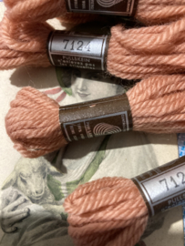 * 7124-2 borduurwol ROZE - OUD MIDDEN-LICHT DMC Laine pour tapisserie - virgin wool