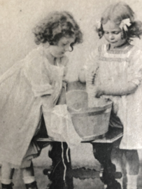 VERKOCHT | Ansichtkaart | Duitsland | Meisjes | 1910 - ‘Twee meisjes bij een wastobbe’  zwart/wit