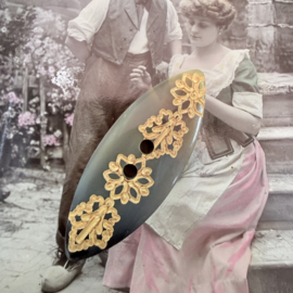 Ø 48 mm - 4.8 cm | Hoorn knopen | Beige | Antieke Echt Hoornen Knoop met Ingebrand Bloemmotief – Navette vorm – Art Nouveau organische siersluiter ca. 1900