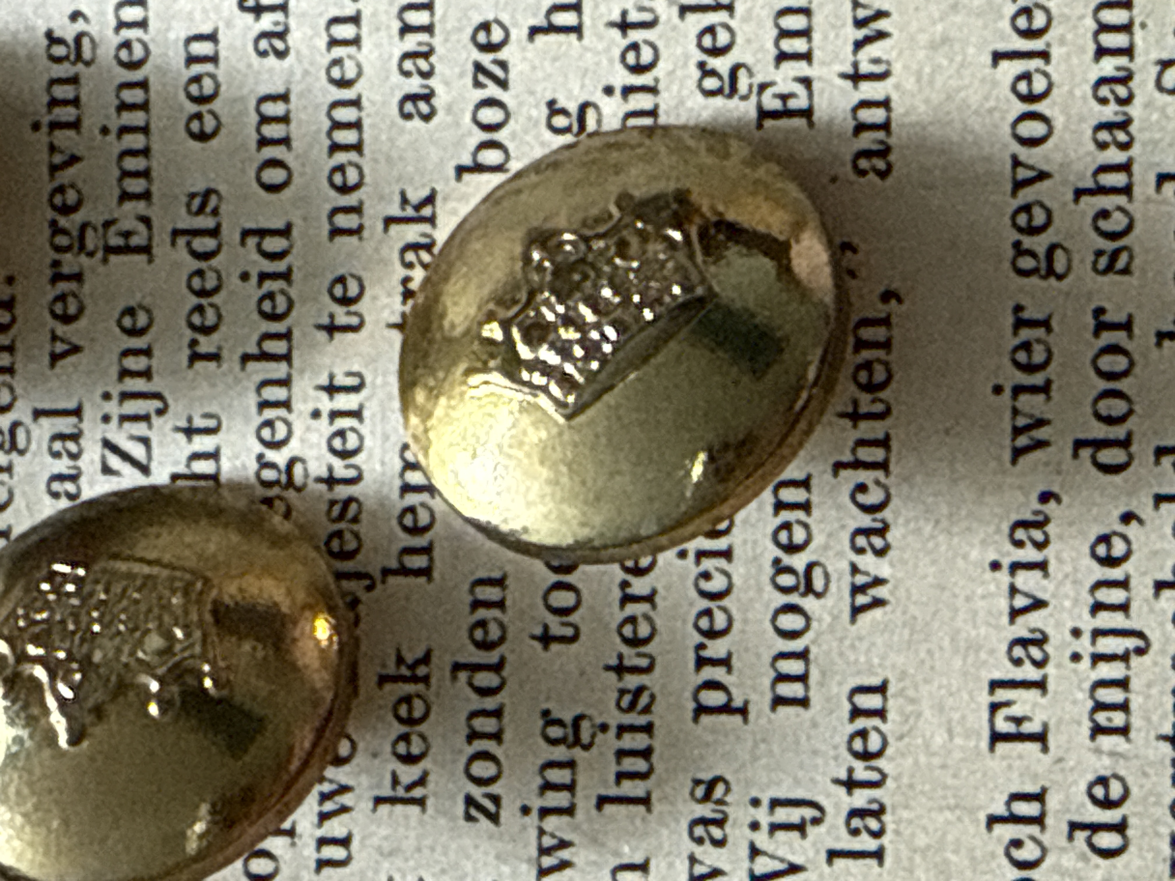Ø 18 mm - 1.8 cm  | Zes stuks (6) Goudkleurige uniform knoop met kroontje
