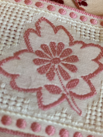 VERKOCHT | Broderie Anglaise | Roze | Bloemen | Vintage lakenband 'Pink Leaf' - 100% katoen (5 cm)