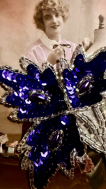 Applicaties | Paars | 9 - 8,5 cm - 'Blad' Vintage Italiaanse couture kralen applicatie – jaren 80/90 glamour