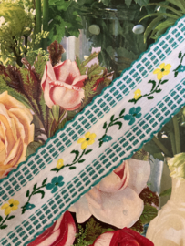 Sierband | Groen | Bloemen | 04 cm - Vintage band met groene accenten en groene en gele bloemetjes 