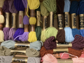 06 - ANKER borduurwol 20 stuks  'vrolijke lente viooltjes' kleuren
