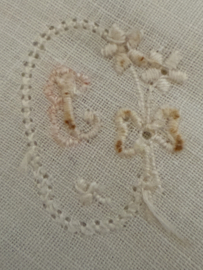 Zakdoekjes | Antiek handgemaakt zakdoekje met naaldkant en monogram O met vlinders en bloemen