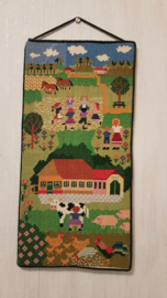 VERKOCHT |  Oud wandkleedje in kruissteek boerderij met diertjes - Berlin Embroidery style