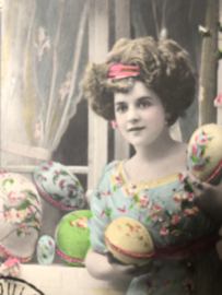Briefkaarten | Pasen | 'Joyeuses  Paques': mooie jonge vrouw in schitterende jurk en paaseieren en rozen  (ca. 1900-1910)