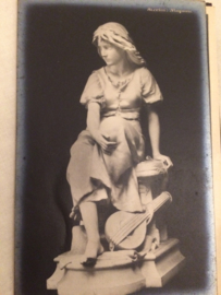 Onbekend: Beeld van vrouw met een snaarinstrument | ca. 1920-1930 - vintage briefkaart