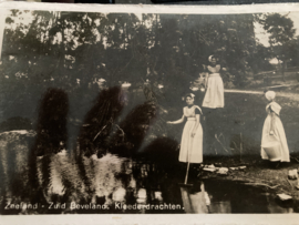 Briefkaarten | Zeeland | Vrouwen | Zuid-Beveland | 1950 | Zeeuwse vrouwen aan de waterkant