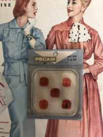 Ø 13 mm | Knopenkaarten | Rood | Pecam doosje met 5 carré vintage rode knopen iets gemarmerd met oranje  jaren '60