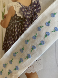 Broderie Anglaise | Blauw | Bloemen | Antiek lakenband met geborduurde lichtblauwe bloemen (3 cm)