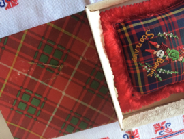 VERKOCHT | Vintage zijden Schots Tartan speldenkussen in orgineel doosje | "Frae Bonnie Schotland"| jaren '50