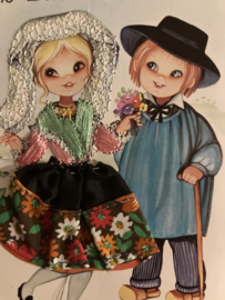 VERKOCHT | Geborduurde Souvenir kaarten Bigeyed | Frankrijk | Áu Bon Pays Limousin - jongen en meisje in klederdracht, meisje met kanten mutsje  - getekend MW.