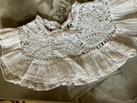 VERKOCHT | Oud textiel | Pasje voor een kinder- (onder) jurk of nachthemdje met lintkant 1850-1900