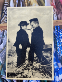 Briefkaarten | Zeeland | Kinderen | 1960 - Fotokaart jongens roken eerste sigaar 'Jan en Stoffel