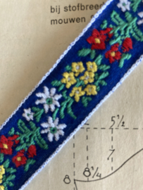 VERKOCHT | Sierband | Blauw | Bloemen | Folkore |  vintage blauw band met edelweisjes en rode en gele bloemetjes (2,2 cm)