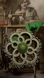 Applicaties | Creme | 4 x 4 cm | Handgemaakte frivolité bloemen met zeldzame groene/gouden oude vintage glasknoop Thuringen (1 cm)