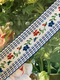 Sierband | Blauw | Bloemen | Folklore | vintage band met blauwe accenten en rode en blauwe bloemetjes (4 cm)