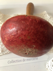 Naaigerei | Stoppaddenstoel | Schattige rode stoppaddenstoel - Frankrijk ca. 1910-1920