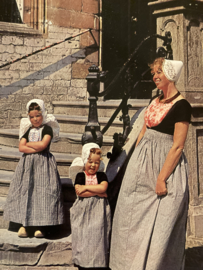 Briefkaarten | Zeeland | Kinderen | 1970 - Echte fotokaart - Zeeuws boerinnetje met twee kleine meisjes