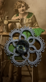 Applicaties | Blauw | 4 x 4 cm | Handgemaakte frivolité bloemen met oude vintage glasknoop (1,2 cm)