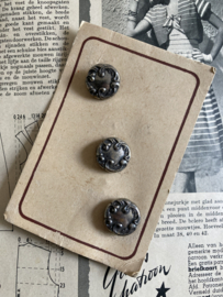 Ø 20 mm | Knopenkaarten | Zilver | Vintage kaartje met drie zilverkleurige knopen met gotisch patroon