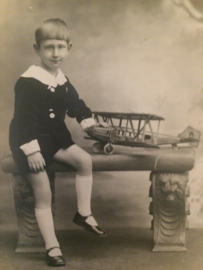 Foto | België | Jongens | Foto van kleine jongen met kniekousjes en model vliegtuig" 