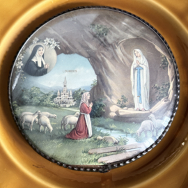 Belgie | Religie | Katholiek | Vintage Wandbord: Lunéville 'Louis XV Honey' met Lourdes Bol Glas Medaillon