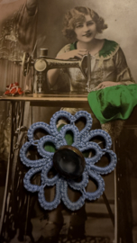 Applicaties | Blauw | 3 x 3 cm | Handgemaakte frivolité bloemen met oude vintage grijs met gouden Thuringen glasknoop (1 cm)