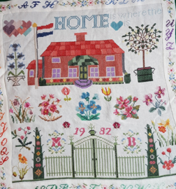 ROOD | Merklap 'Home' 1982 M.B. met prachtige bloemenrand en planten en bloemen (50 x 53 cm)