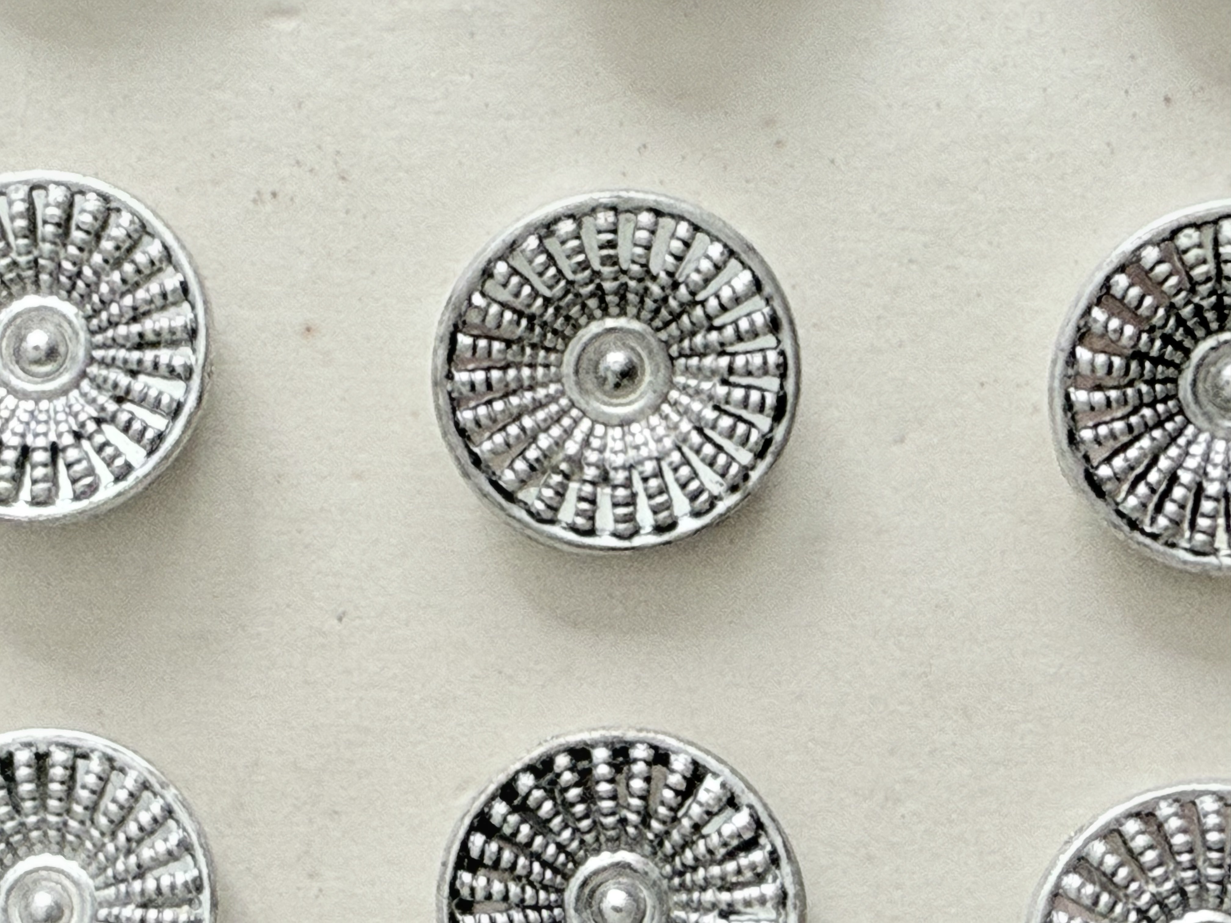 Ø 14  mm | Knopen | Filigrain - Mooie zilverkleurige vintage metalen filigraan knoop