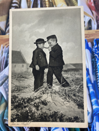 Briefkaarten | Zeeland | Kinderen | 1950 - Fotokaart jongens roken eerste sigaar  'Jan en Stoffel