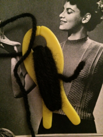 Breien | Vintage geel breivisje met zwart garen | 6 cm - jaren '70