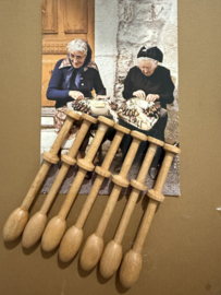 Zeven (7) houten vintage kantklosjes en leuke ansichtkaart met vrolijke oude 'Dentellieres'