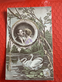 Ansichtkaart | Brocante getekende kaart met zwanen en verliefd paartje 'Cygnes d'Affection'