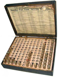 VERKOCHT | Naaldenkoker | Hout | USA | Houten (dennen) naaldenkoker voor naaimachinenaalden nr. 23 "The Boye Needle Co. Chicago - 1926-1929VER
