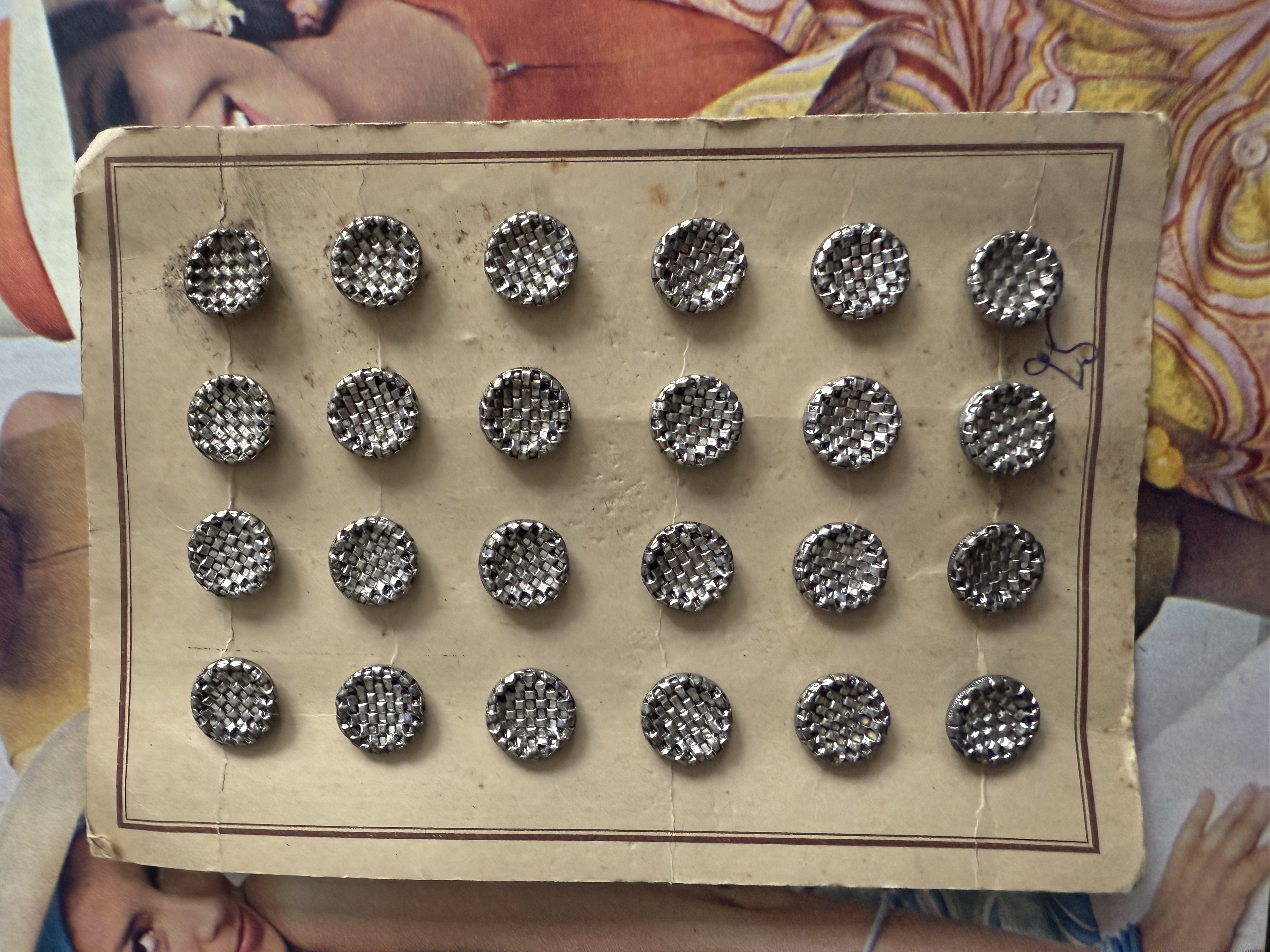 Ø 12  mm | Knopen | Knopenkaartje met 24 zilverkleurige metalen knoopjes met vlechtmotief jaren '40 - '50