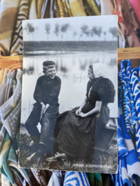 Briefkaarten | Zeeland | Kinderen | Axel | 1960 - Echte fotokaart - Jongen en meisje bij het water in streekdracht 'Axelse klederdrachten' (3)