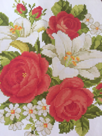 Borduurpakketten | Bloemen | Romantische Rozen en Lelies | Organisch katoen | 31 x 31 cm