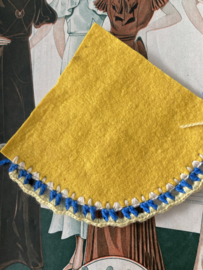 Haken | Vilten geel lapje met gehaakt randje in blauw en creme