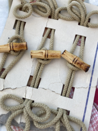 VERKOCHT | Ø 18 mm | Knopen | Hout  | Geweldige echte Brandebourg antieke houtje-touwtje-knoop - Bamboe & Touw