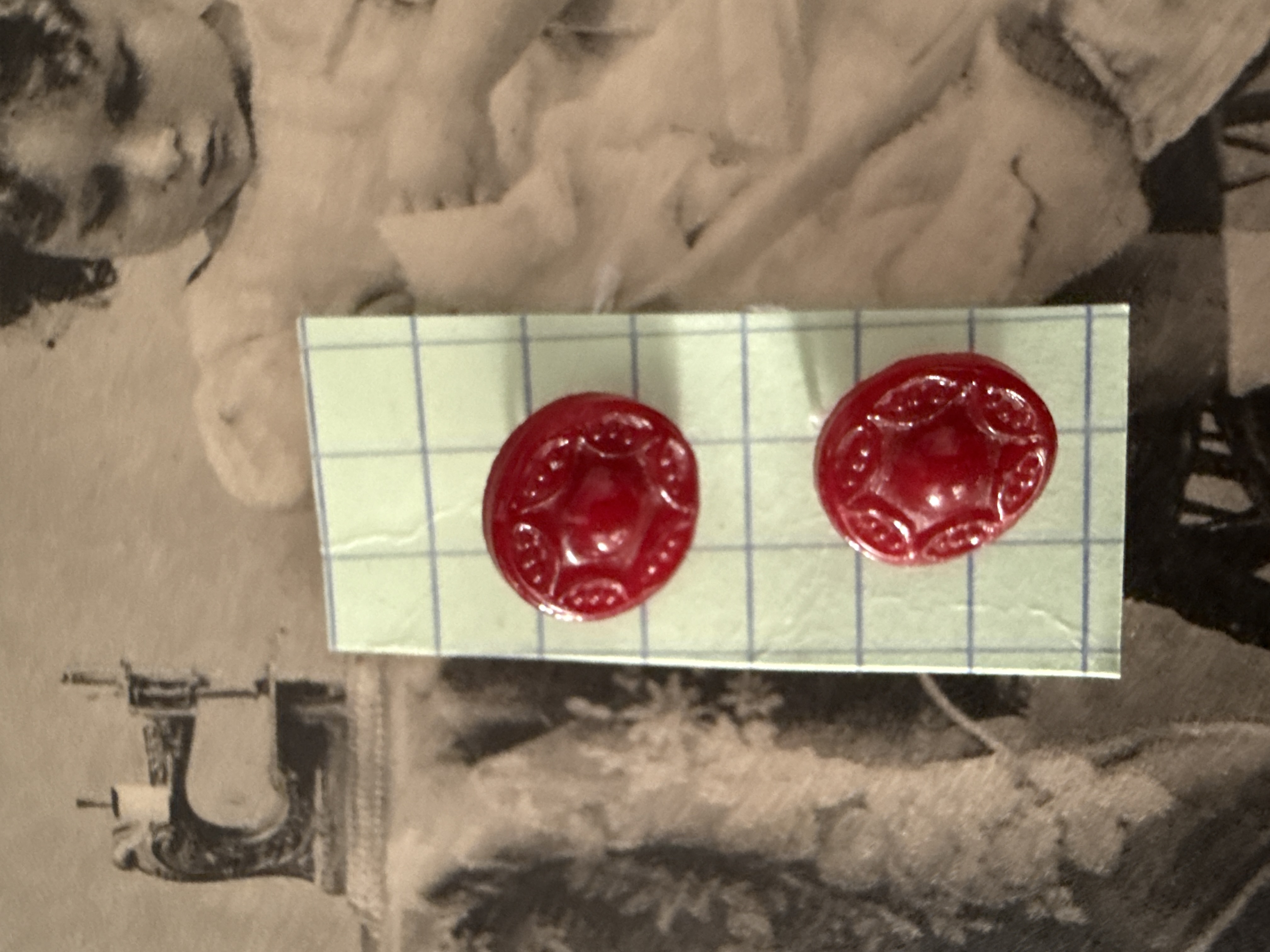 Ø 05 mm - 0.05 cm | Glasknopen | Rood-bordeaux | Zeldzaam vintage Frans glazen knoopje  bloemmotief (Twee stuks)